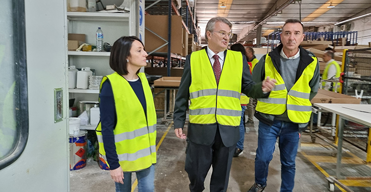 McBath recibe a Rebeca Torró Soler y Robert Raga en su planta de Riba-roja de Túria tras la DANA